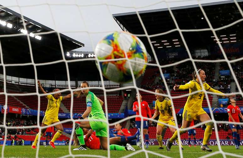 Jogadoras da seleção feminina da Suécia comemoram gol na vitória de 2 x 0 contra o Chile, pela Copa do Mundo. 11/6/2019  REUTERS/Stephane Mahe