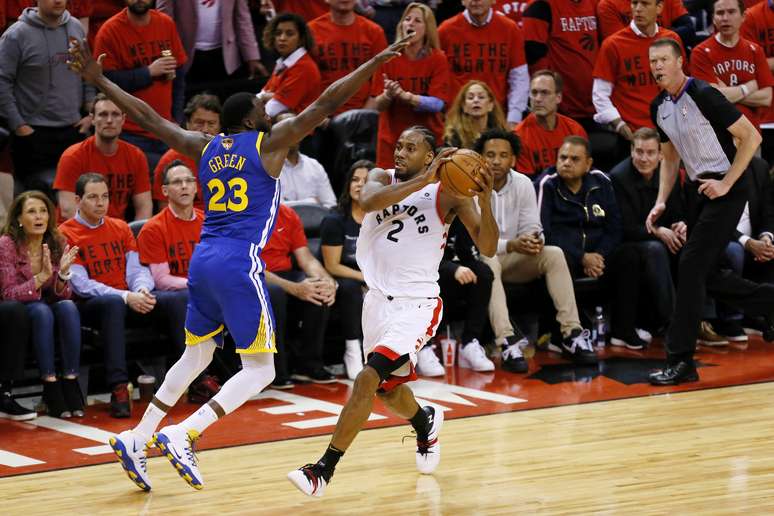 Draymond Green e Kawhi Leonard em duelo individual na quadra