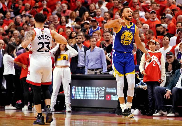 Stephen Curry, do Golden State Warriors, comemora vitória no jogo 5 contra o Toronto Raptors