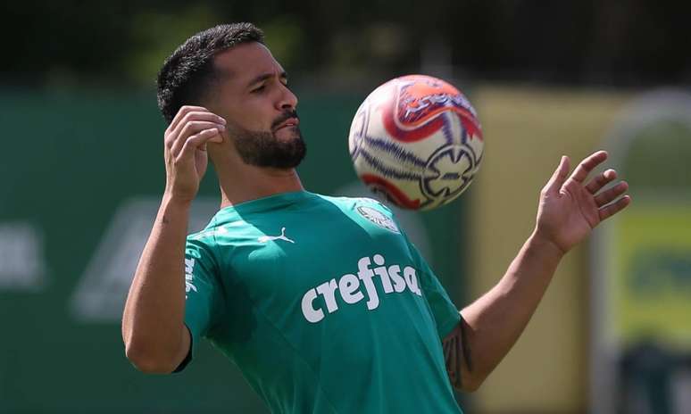 Desfalque nos três últimos jogos, zagueiro participou do aquecimento com o elenco (Cesar Greco/Agência Palmeiras)