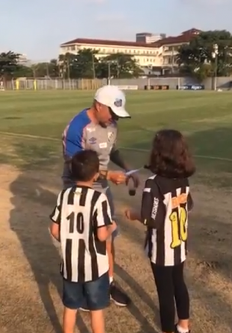 Duas crianças entregaram uma carta ao técnico Jorge Sampaoli, no CT Rei Pelé (Reprodução/Twitter)