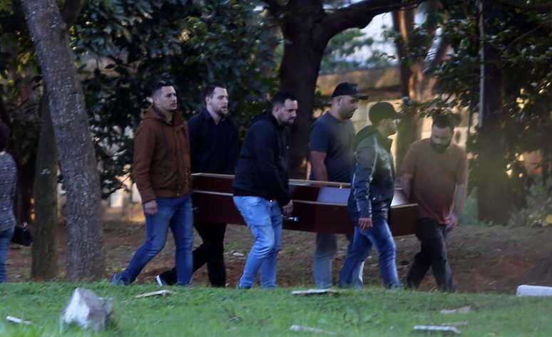 Familiares e amigos comparecem no velório e sepultamento dos corpos do ator Rafael Henrique Miguel, de 22 anos, e de seus pais João Alcisio Miguel, de 52, e Miriam Selma Miguel, de 50, no Cemitério Campo Grande, zona sul de São Paulo