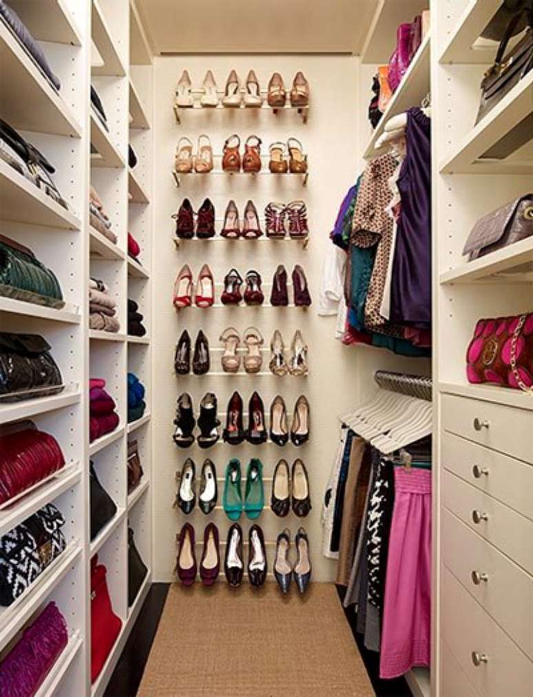 16. Limpe e guarde os sapatos com o par para organizar guarda roupa.