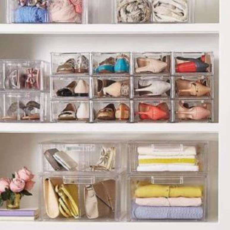 30. Use caixas de acrílico para organizar guarda roupa de forma prática.