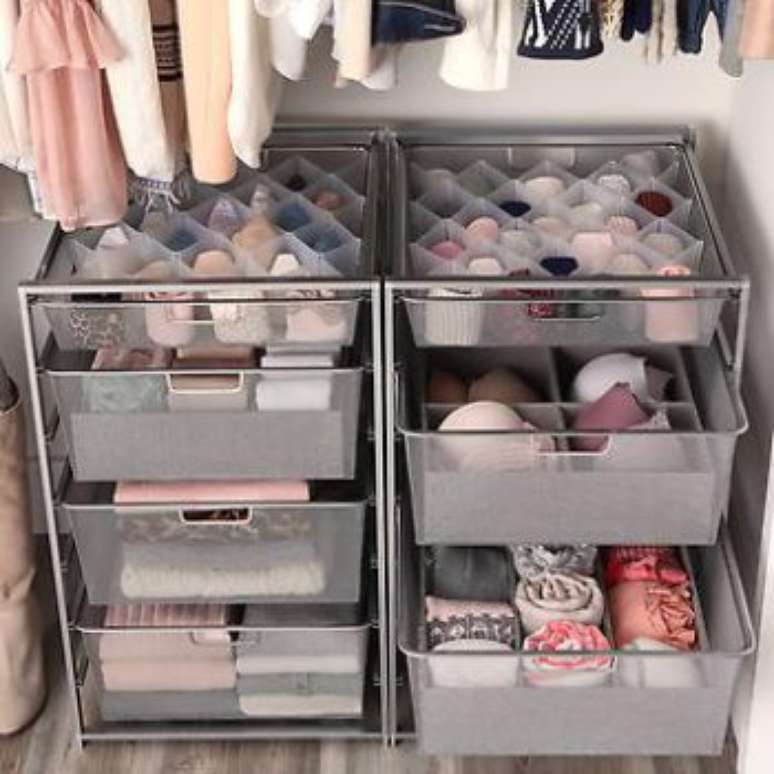 34. Como organizar guarda roupa: separadores e prateleiras são perfeitos para colocar acessórios, meias e lingeries de forma organizada no closet.