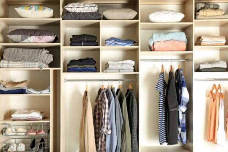 41. Como organizar guarda roupa de forma fácil: separe as roupas que você mais use e coloque nas partes mais fáceis de acessar.