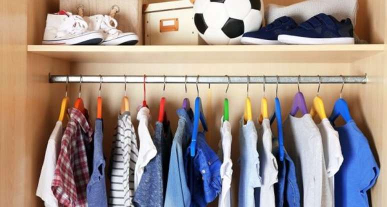 25. Como organizar guarda roupa: coloque itens menos necess&aacute;rios para o dia a dia em lugares que n&atilde;o atrapalhem a vis&atilde;o do guarda roupa