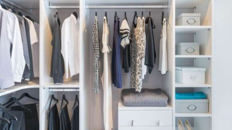 5. Aprenda como organizar guarda roupa de forma prática e impecável.