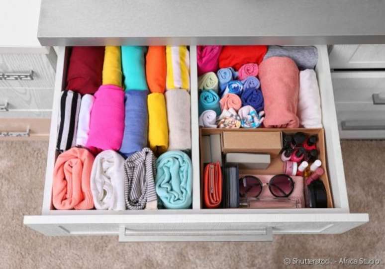 17. Como organizar guarda roupa? Dobre as peças na gaveta para manter organizado!