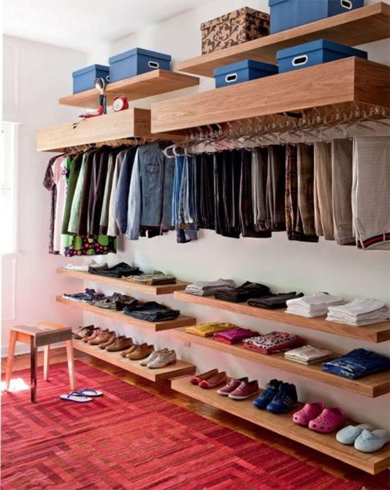 14. Como organizar guarda roupa? Coloque os itens menos importantes no alto!