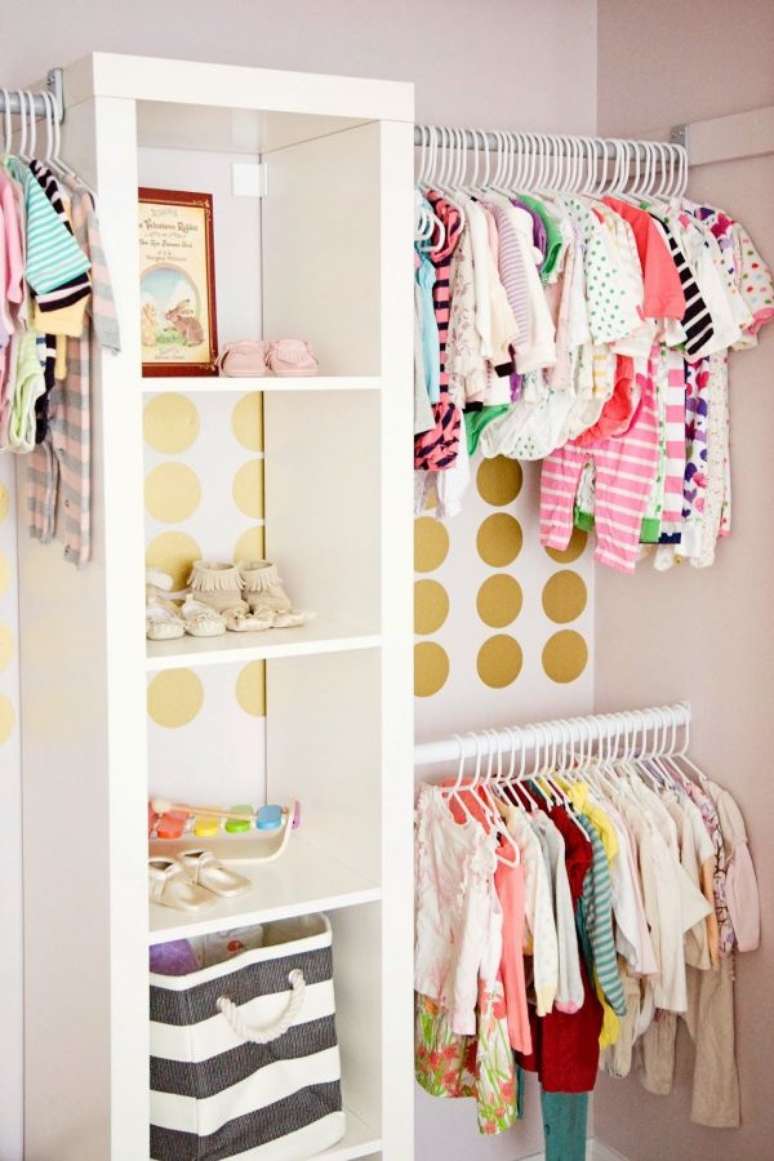 27. Como organizar guarda roupa infantil: pendure todas as roupas para facilitar na hora de procurá-las.