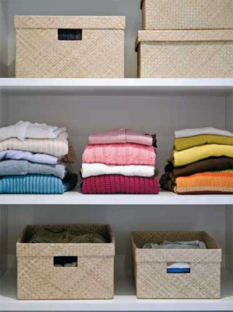 31. Lembre-se de usar caixas com aberturas para as roupas respirarem. Organizar guarda roupa também é sobre preservar suas roupas.