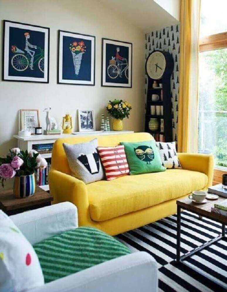 17. Cores de parede para sala com sofá amarelo e tapete preto e branco. Cores para sala super modernas!