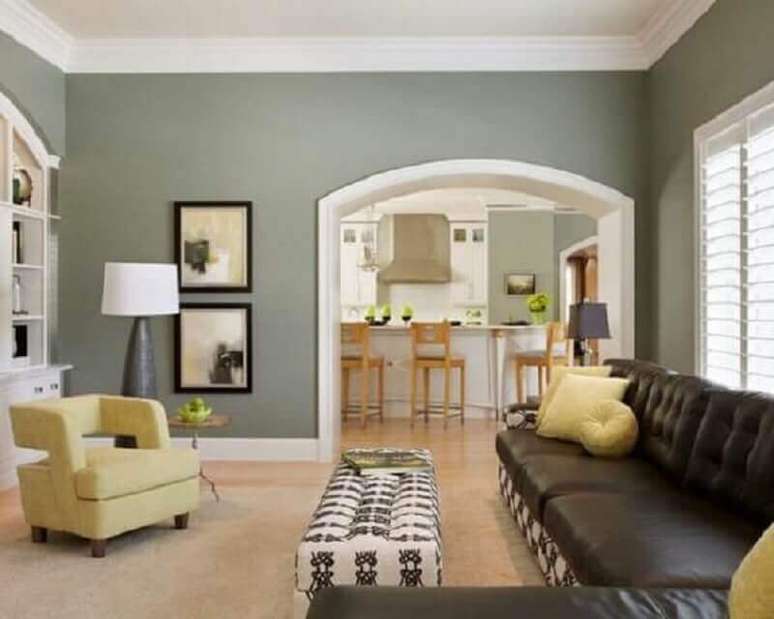 25. Cores de tintas para sala com sofá de couro marrom – Foto: Projetos Habitissimo