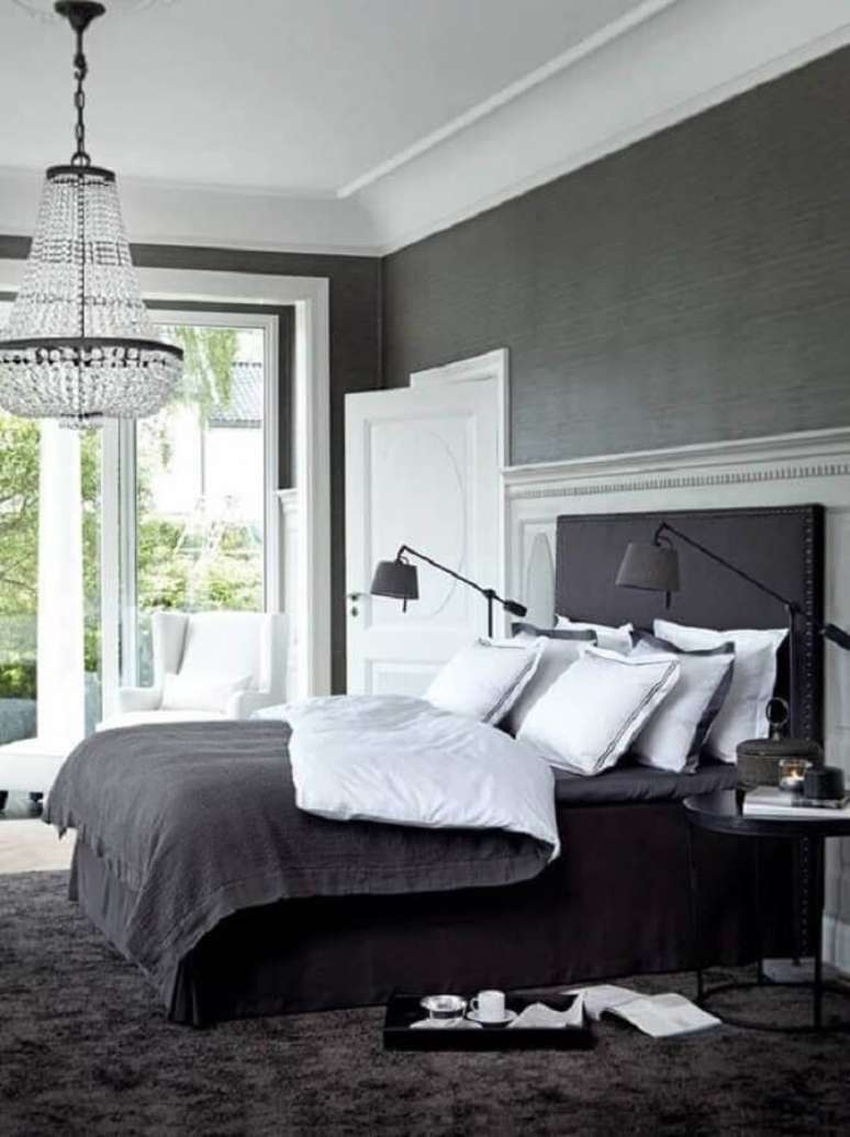 14. O lustre para quarto de casal todo feito em cristais levou um toque sofisticado &agrave; decora&ccedil;&atilde;o moderna &ndash; Foto: We Heart It