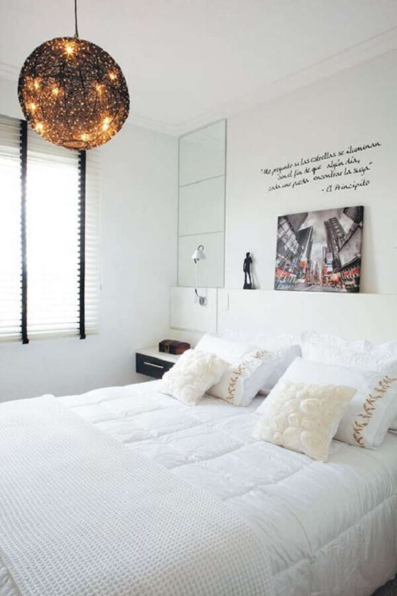 15. Modelo diferente de lustre para quarto de casal todo branco – Foto: Pinterest