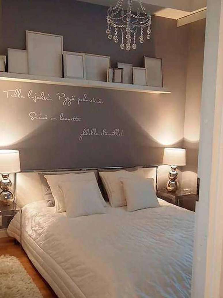 19. Decoração com lustre para quarto de casal simples com detalhes em cristais – Foto: Casa Decorar