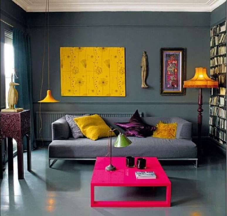 49. Cores de tintas para sala moderna decorada com mesa de centro pink e detalhes em amarelo – Foto: Delícia de Morar