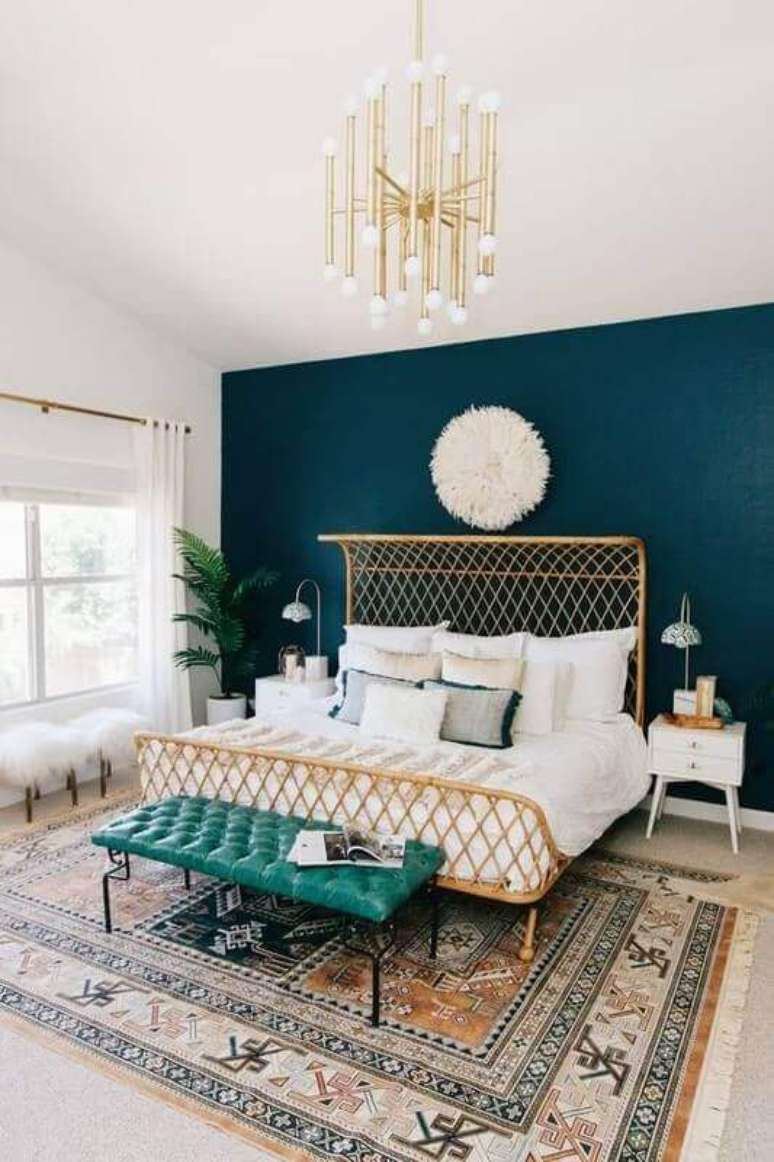26. Quarto de casal decorado com lustre dourado com design moderno &ndash; Foto: Pinterest