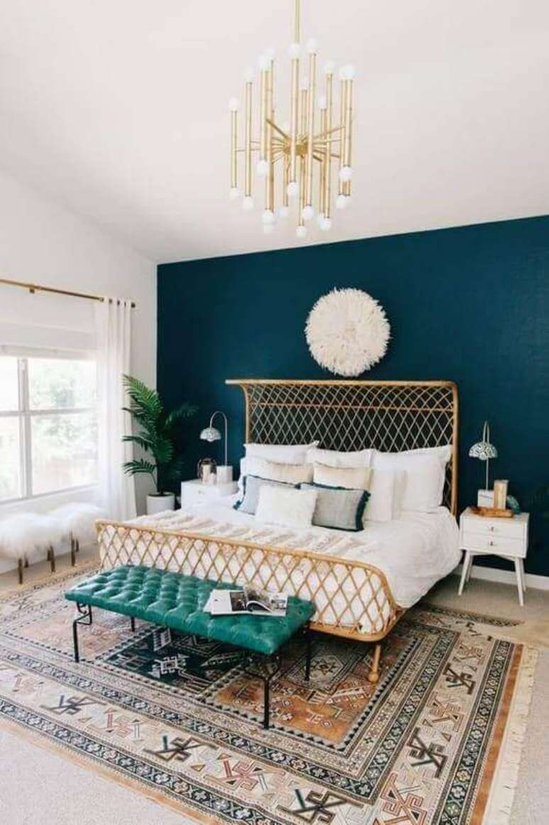 26. Quarto de casal decorado com lustre dourado com design moderno – Foto: Pinterest