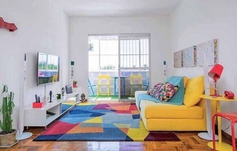 52. Cores para sala com decoração para sala de estar com sofá amarelo e tapete colorido – Foto: Pinterest
