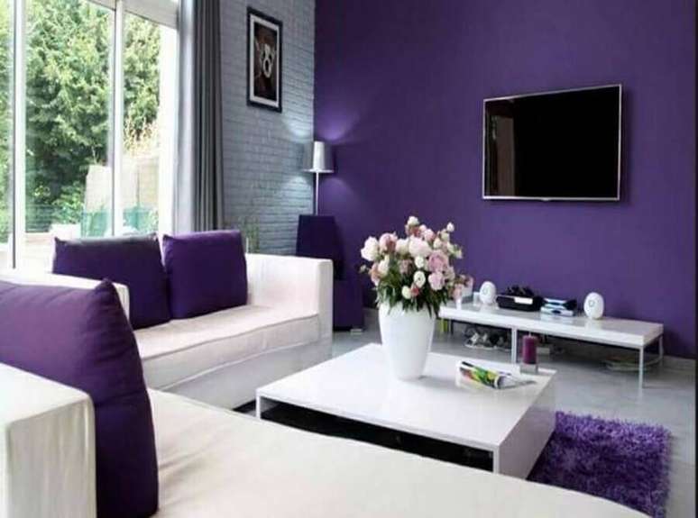 54. Cores para sala com decoração para sala de TV roxa e branca – Foto: Art Ideas