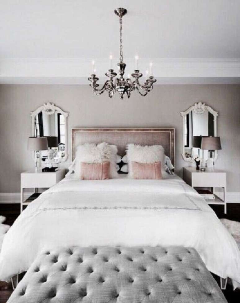 33. Decora&ccedil;&atilde;o sofisticada com lustre para quarto de casal estilo candelabro &ndash; Foto: Mill Valley