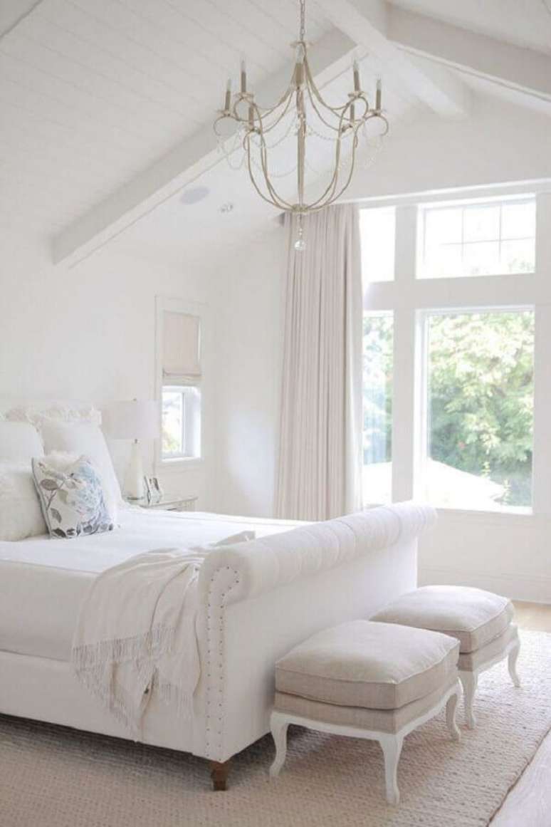 36. Delicado modelo de lustre para quarto de casal todo branco – Foto: Pinterest