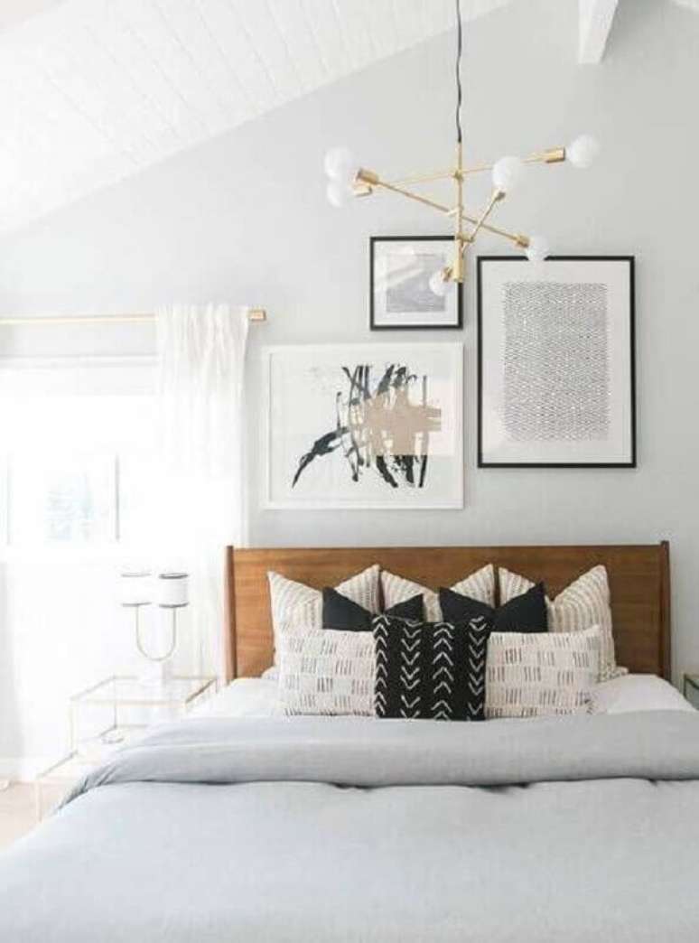 40. Decoração com lustre moderno para quarto de casal todo branco – Foto: Musely