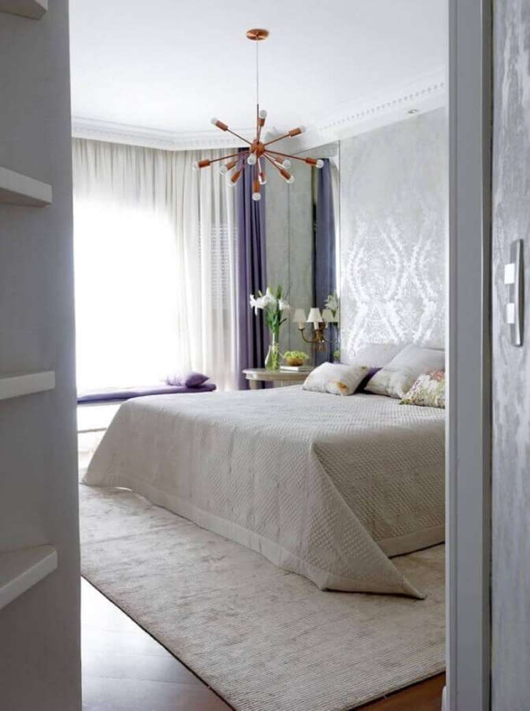 39. Decoração com papel de parede e lustre para quarto de casal com design moderno – Foto: Studio Elen Saravalli