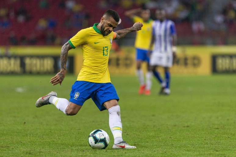 Daniel Alves em jogada de ataque durante Brasil x Honduras