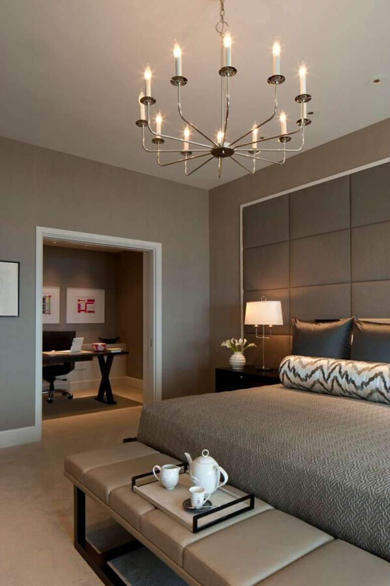 45. Decoração com lustre de teto para quarto de casal moderno todo cinza – Foto: Interior Design