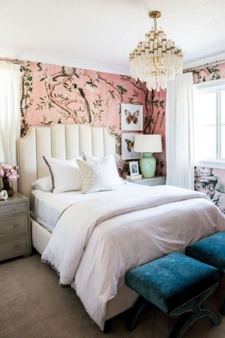 49. Lustre para quarto de casal pequeno decorado com papel de parede e detalhes delicados – Foto: We Heart It