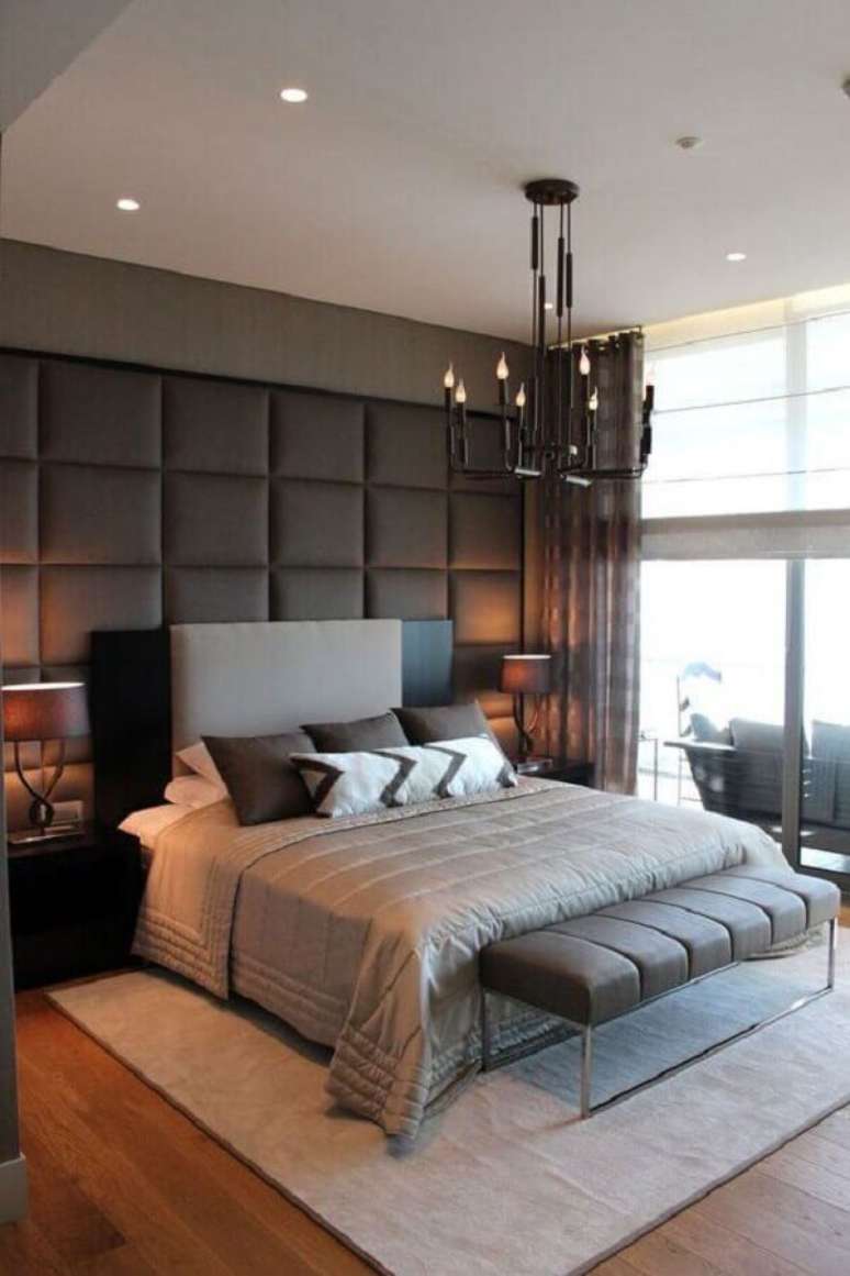 50. É importante que o lustre de teto para quarto de casal se harmonize com o restante da decoração – Foto: Home Design Ideas