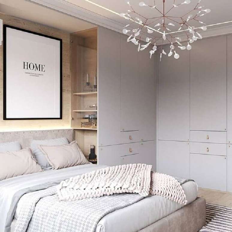 4. Decoração clean com lustre para quarto de casal pequeno com design minimalista – Foto: Pinterest