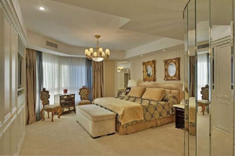 51. Decora&ccedil;&atilde;o sofisticada com lustre para quarto de casal todo decorado em tons de bege &ndash; Foto: Patricia Palazi Argachof