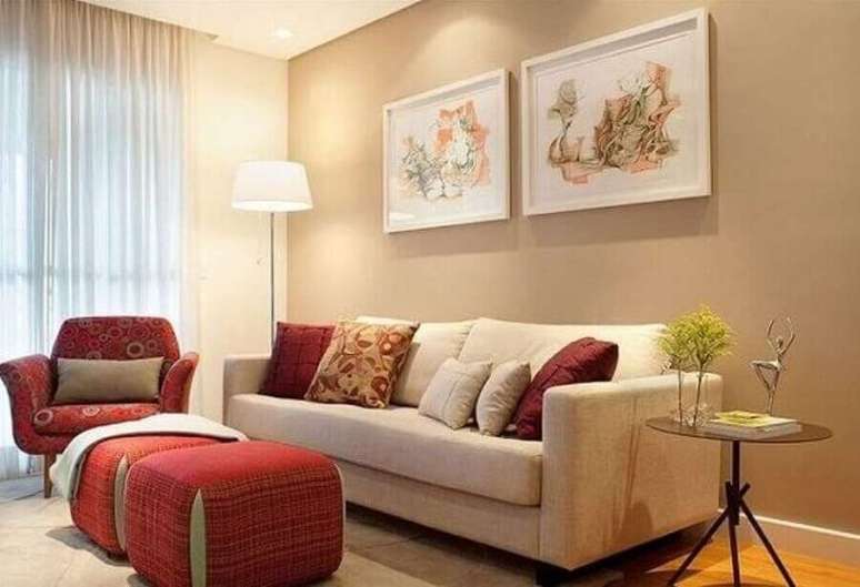 3. As cores para pintar sala pequena podem destacar uma parede &ndash; Foto: Pinosy