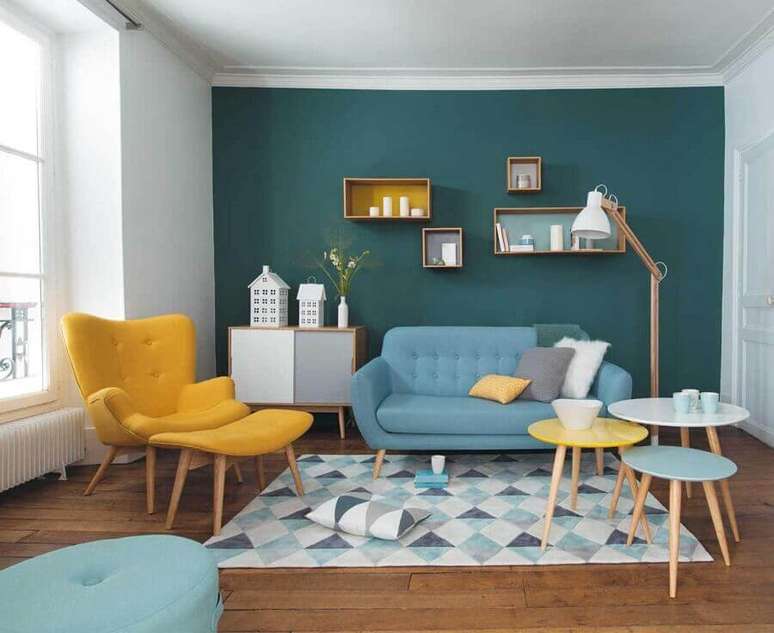 60. Melhores cores para sala pequena com poltrona amarela e sofá azul – Foto: Case practice