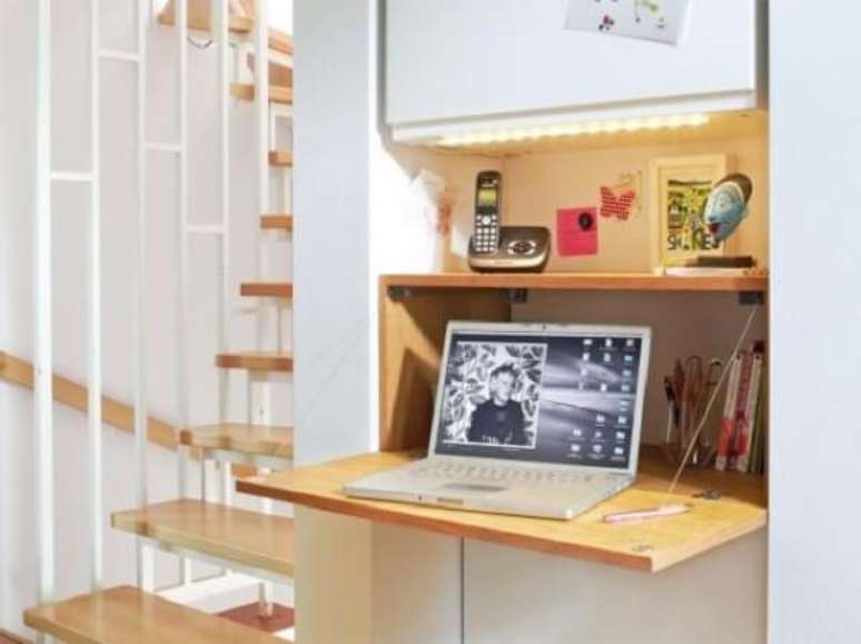 29. Mesa de madeira dobr&aacute;vel embutida em arm&aacute;rio. Fonte: Pinterest