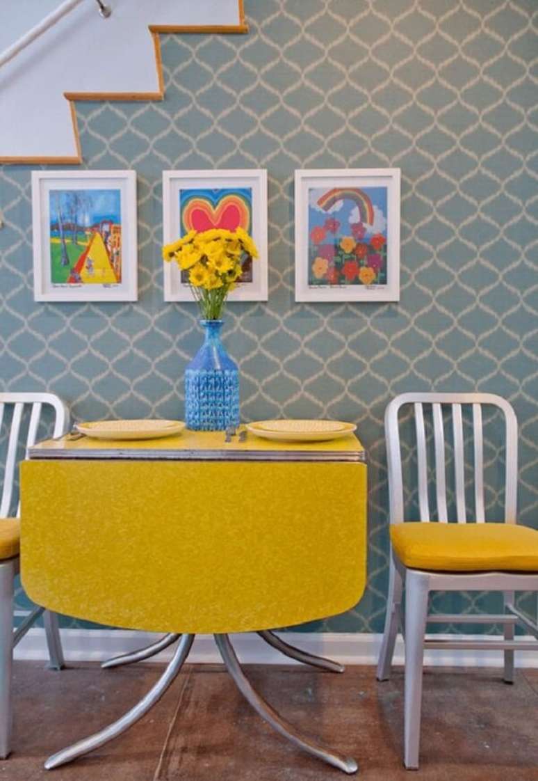43. Mesa dobr&aacute;vel com tampo amarelo. Fonte: Conceito de Estilo