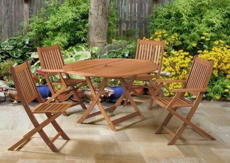 17. Mesa desmont&aacute;vel para &aacute;rea de jardim. Fonte: Pinterest