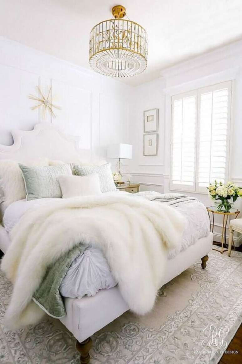 55. O lustre para quarto de casal pode se tornar o grande destaque da decoração – Foto: South Shore Decorating Blog
