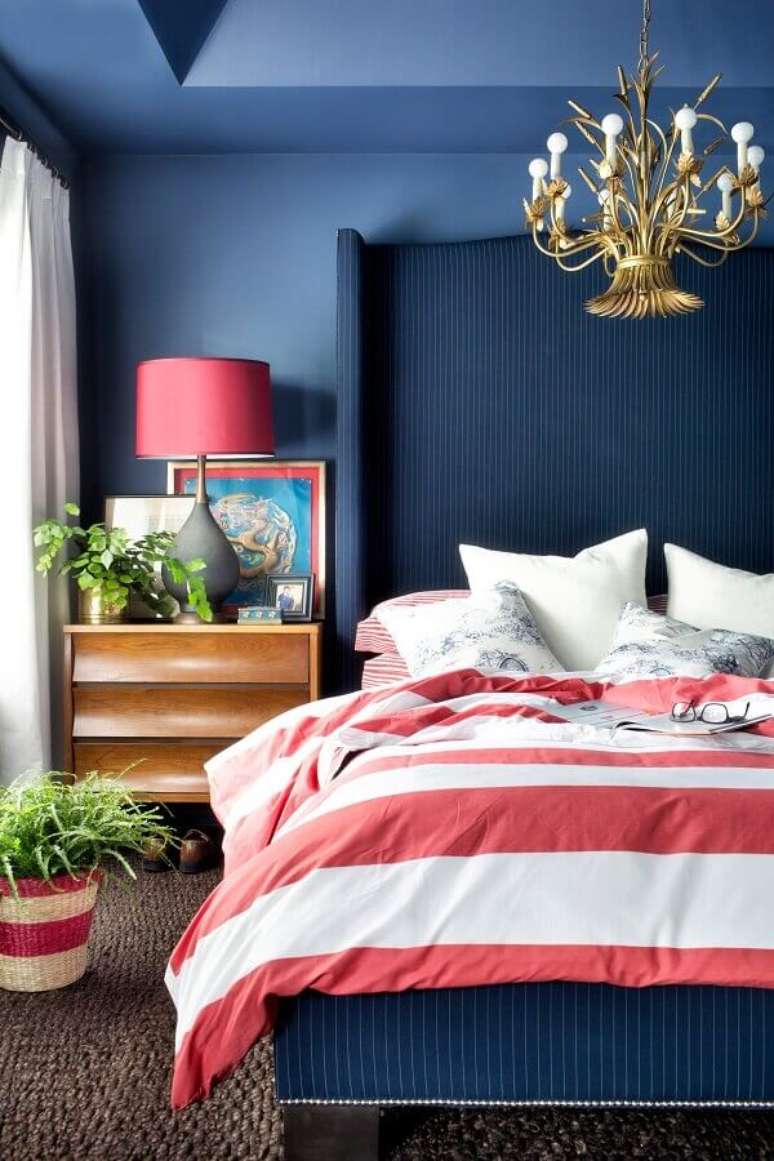 56. Modelo diferente de lustre para quarto de casal todo azul e rosa – Foto: 7 Bedroom Ideas