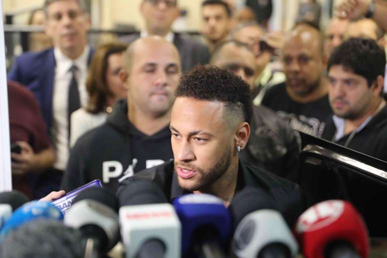 O jogador Neymar deixa a Delegacia de Repressão a Crimes de Informática (DRCI), na Cidade da Polícia, na zona norte do Rio de Janeiro, após prestar depoimento