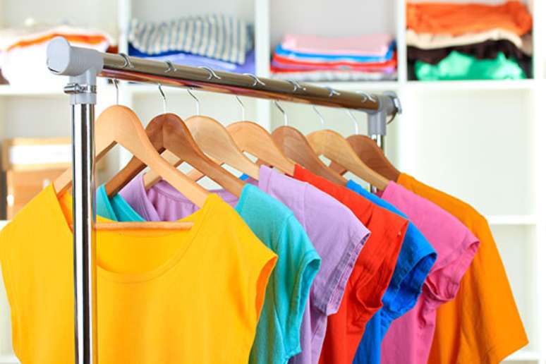4. O primeiro passo para organizar guarda roupa &eacute; arrumar os cabides!