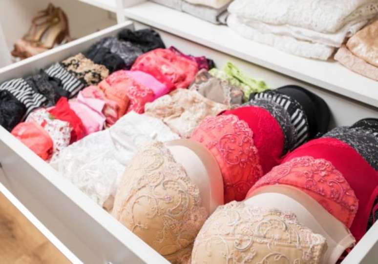 12. Dobre at&eacute; as pe&ccedil;as intimas para organizar guarda roupa
