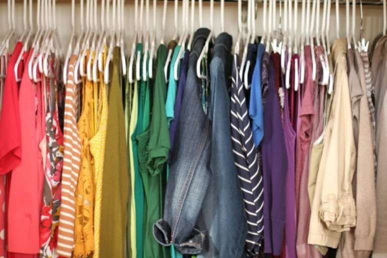 6. Organizar guarda roupas por cores: Além de organizado, fica super bonito.