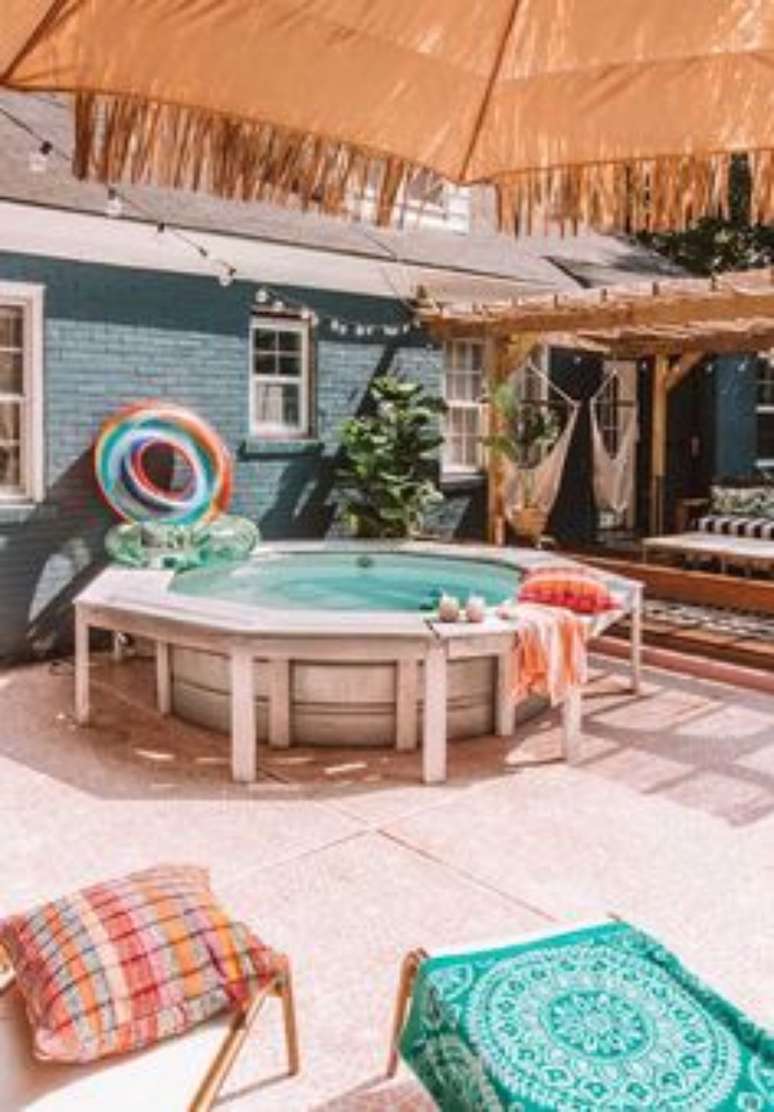 42. At&eacute; casas menores podem ter uma piscina de paletes bacana &ndash; Foto: The Spruce