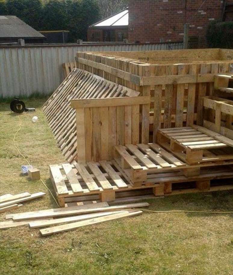 53. Montagem da piscina de paletes com v&aacute;rios pallets em bom estado. &ndash; Foto: Pinterest