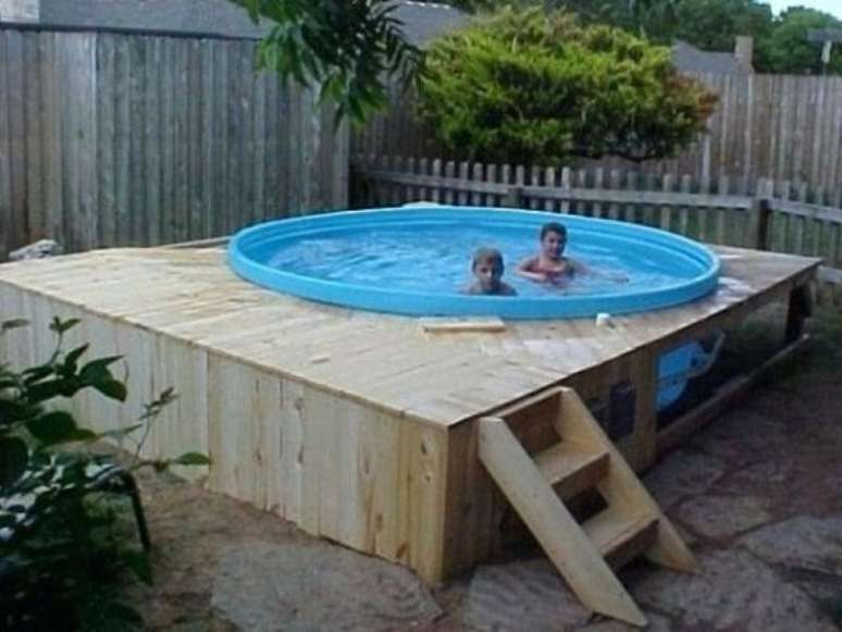 7. As crianças se divertem na piscina de paletes! – Foto: Pinterest